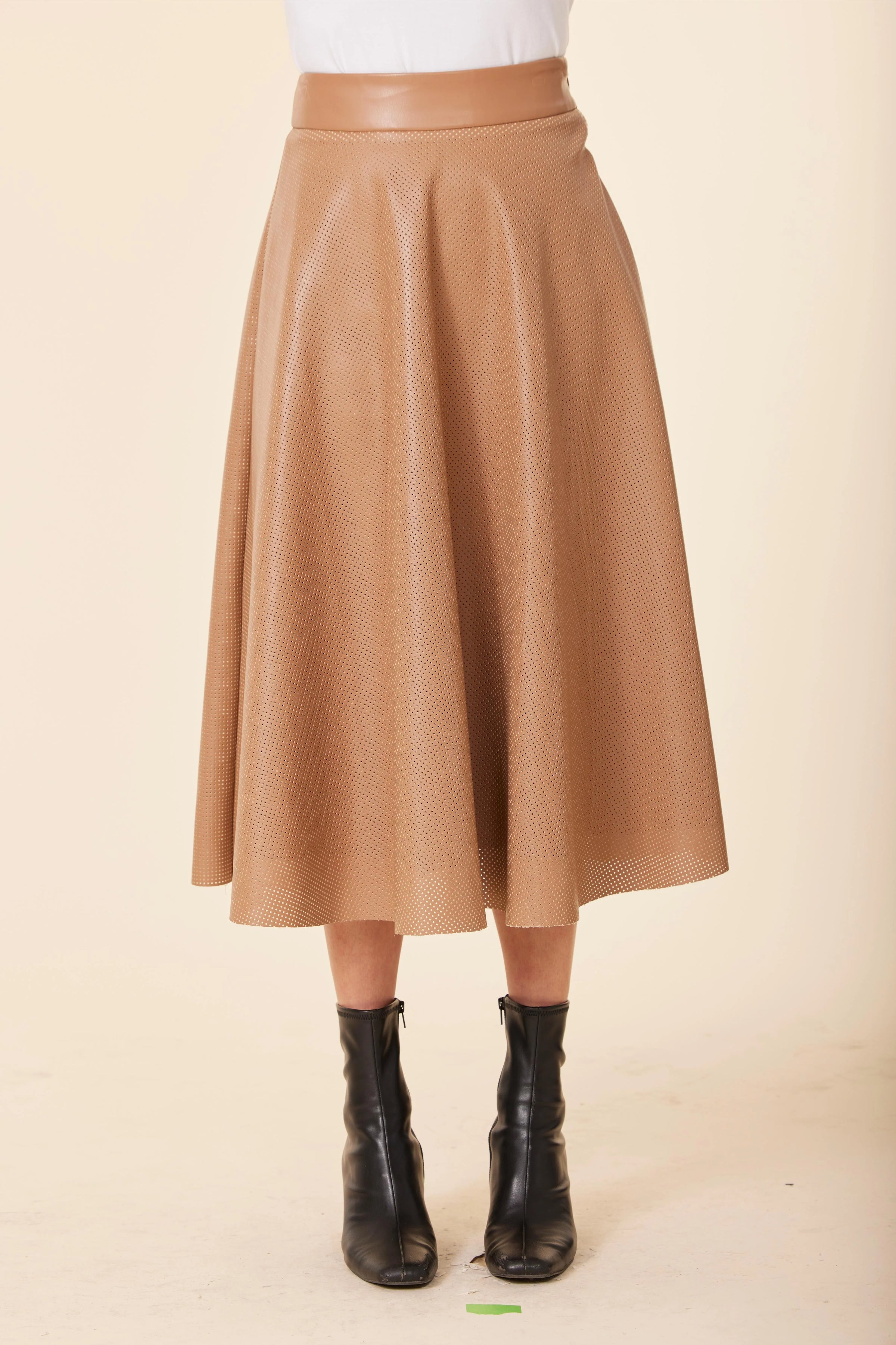 DOLCE CABO Faux Leather Skirt in Camel